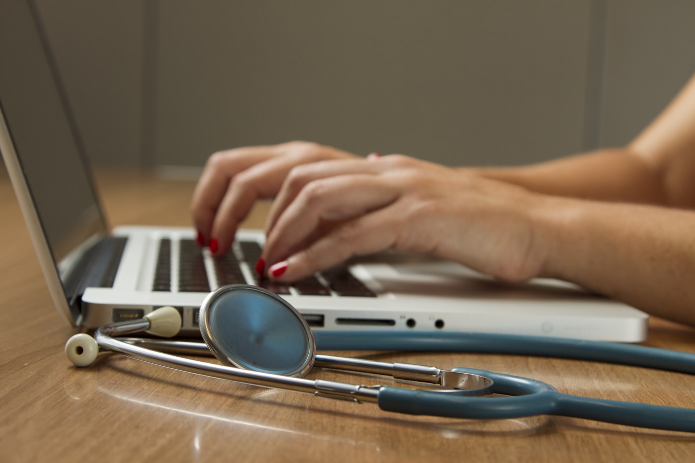 Médico atendiendo a un paciente mayor