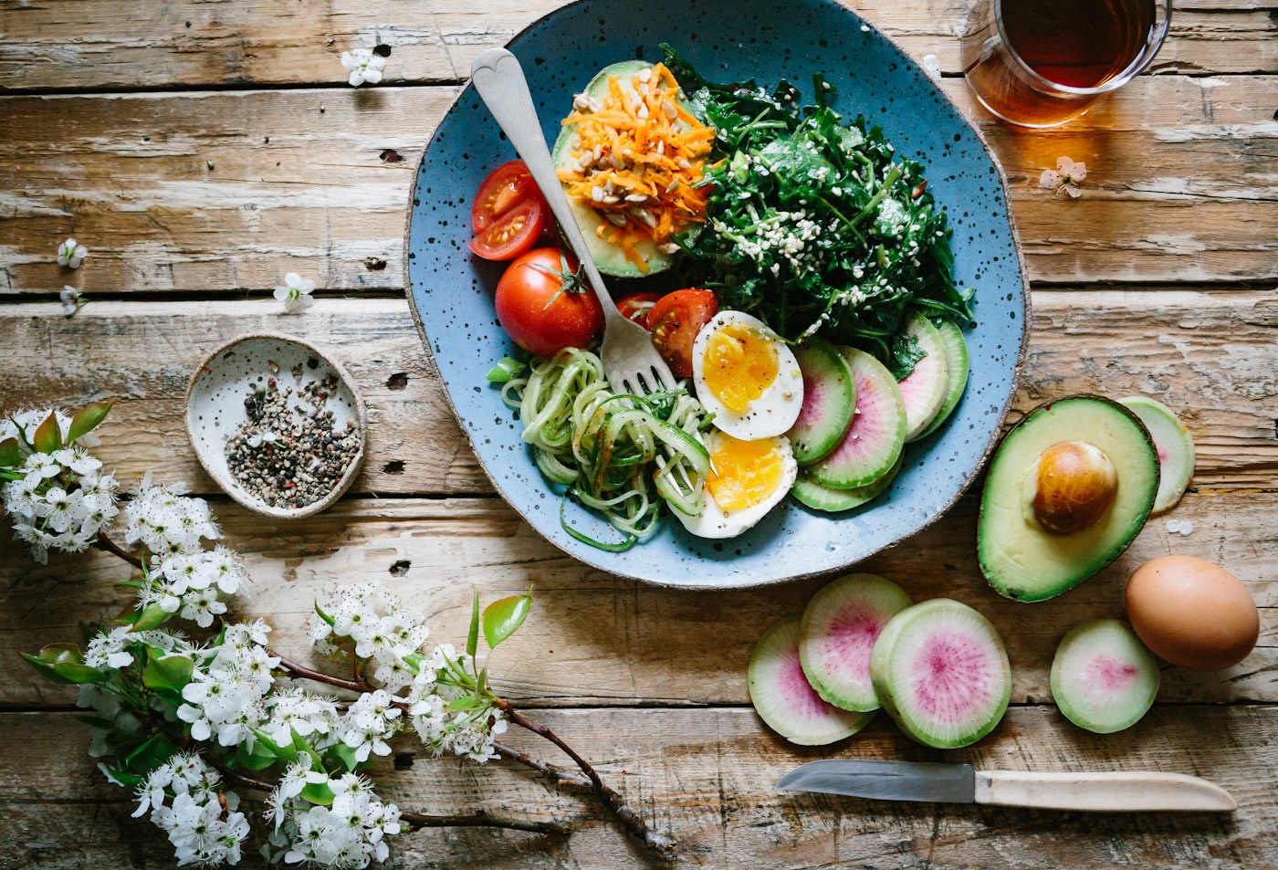 Plato saludable con verduras y pescado