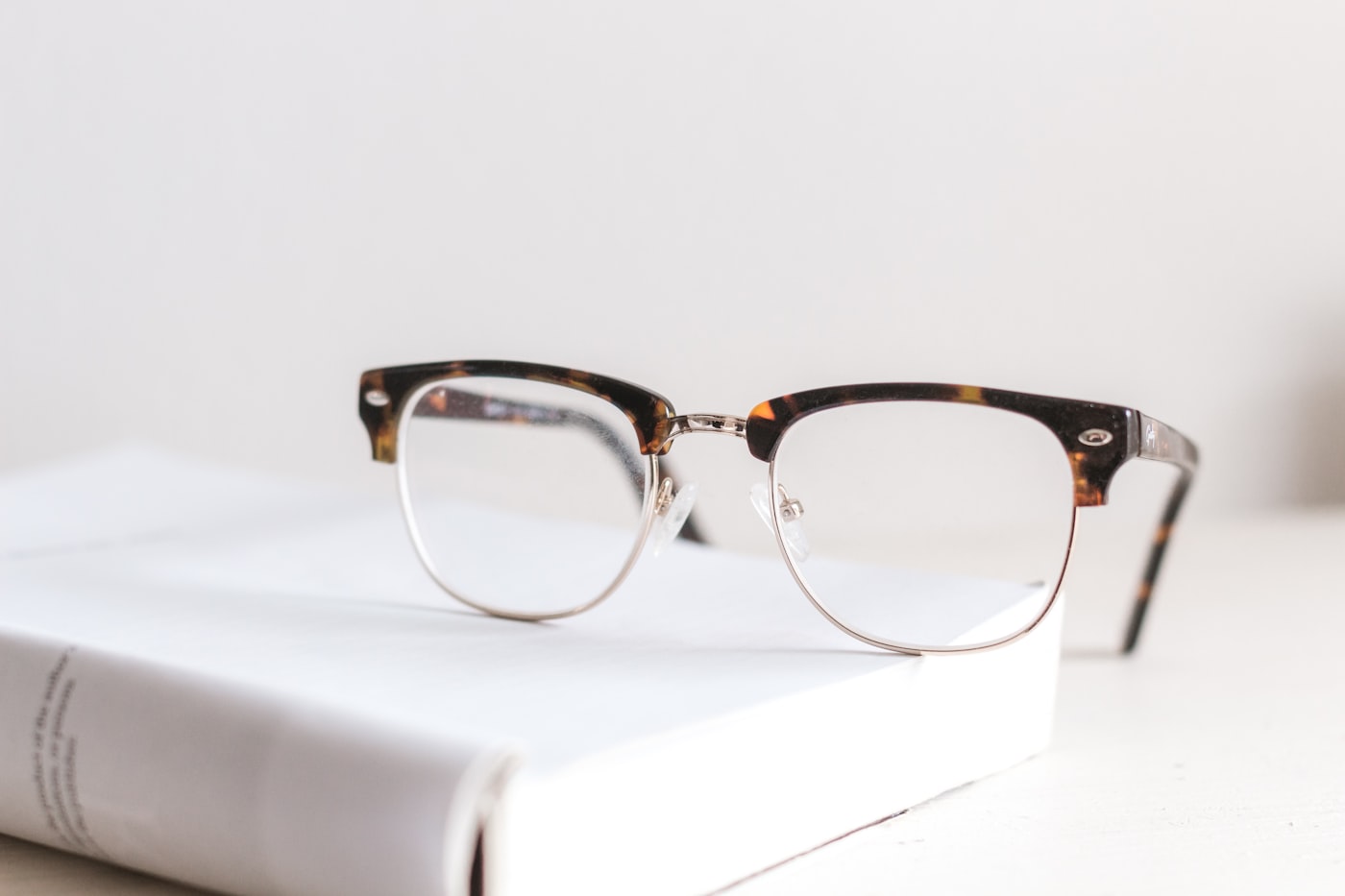 Hombre mayor con gafas leyendo