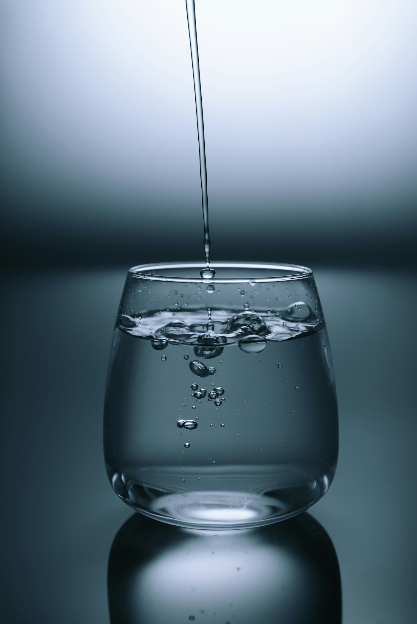 Vaso de agua sobre una mesa